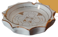 Cenicero de loza blanca con detalles dorados