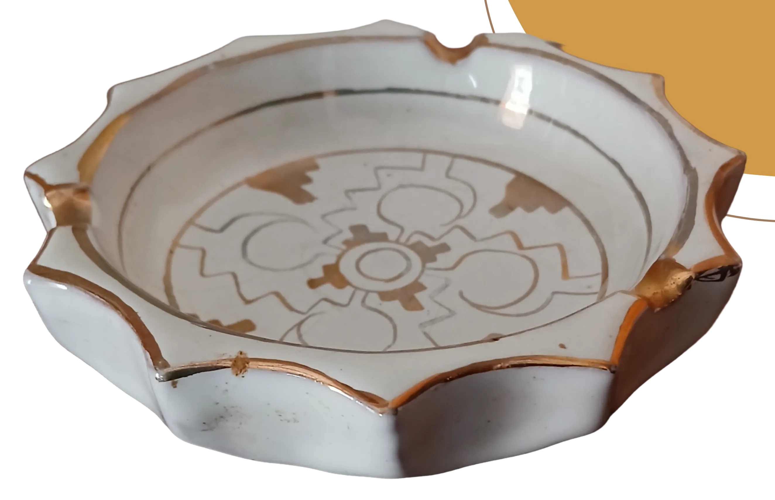 Cenicero de loza blanca con detalles dorados