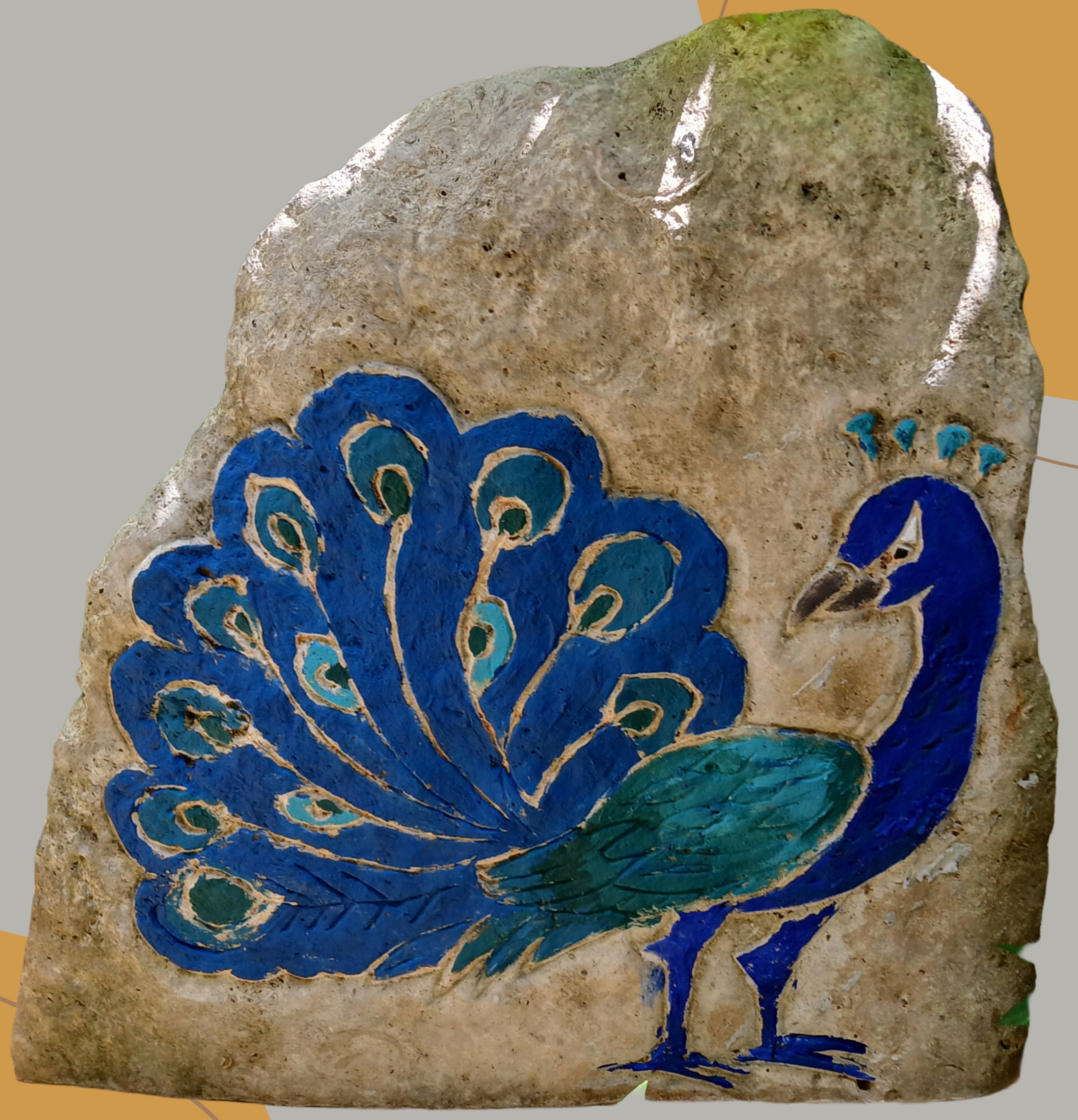 Pavo real de piedra en el jardín