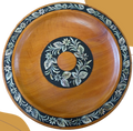 Plato de madera con incrustaciones de concha de abulón